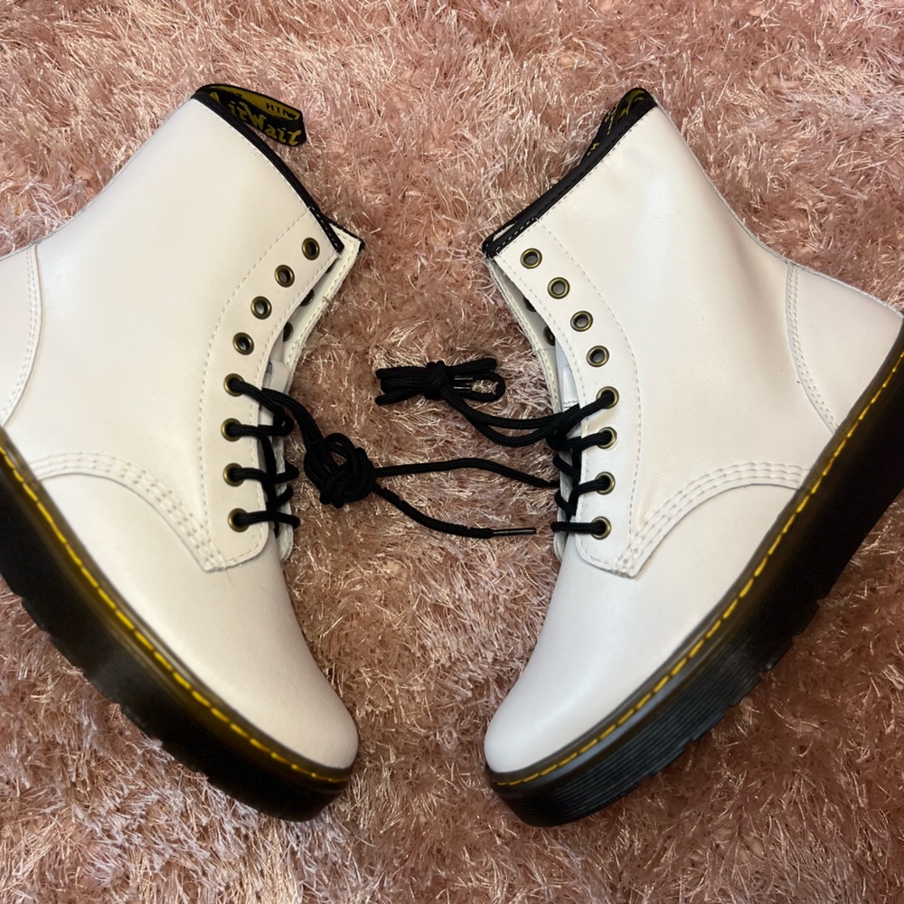 NWOT Dr. Martens Zavala Combat Boot ✨